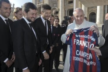 No podía faltar la fotografía la 'remera' de San Lorenzo de Almagro, equipo del que el argentino era 'hincha'. La comitiva de los 'Cuervos' viajó a El Vaticano después de ganar el torneo Inicial 2013 y ofrecerle el título al pontífice.