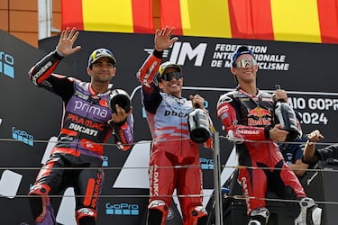 Podio español en el Gran Premio de Aragón. Marc Márquez, Jorge Martín y Pedro Acosta en lo más alto.