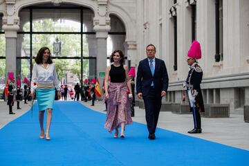 La presidenta de la asamblea de Madrid, Eugenia Carballedo Berlanga; la presidenta de la Comunidad de Madrid, Isabel Díaz Ayuso; y el portavoz parlamentario del PP, Alfonso Carlos Serrano Sánchez-Capuchino.