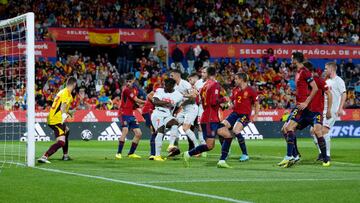 Embolo remata ante Unai Simón en el gol que dio la victoria a Suiza ante España.