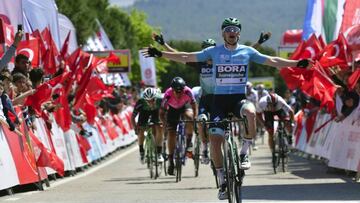 Sam Bennett celebra su triunfo en Turqu&iacute;a.