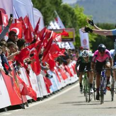 Bennett celebra el doblete al esprint y refuerza el liderato