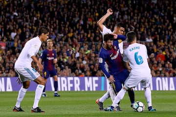 Messi entre Casemiro Y Nacho Fernández.