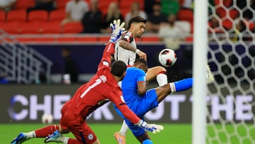 Soccer Football - FIFA Intercontinental Cup - Derby of the Americas - Cruz Azul v Flamengo - Ahmad Bin Ali Stadium, Al-Rayyan, Qatar - December 10, 2025 Flamengo's Giorgian de Arrascaeta scores their second goal past Cruz Azul's Andres Gudino REUTERS/Thaier Al-Sudani