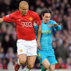 Multicampeón con el United fue al estadio a ver a la UC, se llevó este regalo y los hinchas bromean: “No vuelve más...”