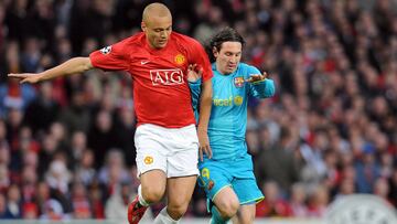 Messi (en la imagen con Wes Brown) cogi&oacute; el testigo de Ronaldinho como l&iacute;der del Bar&ccedil;a despu&eacute;s de la derrota en Old Trafford que dej&oacute; al Bar&ccedil;a sin t&iacute;tulos por segundo a&ntilde;o seguido en 2008. 