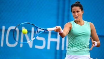 AA0430LOG. GSTAAD (SUIZA), 16/07/2018.- La tenista española Lara Arruabarrena devuelve la bola a la checa Marketa Vondrousova durante su partido de dieciseisavos de final del torneo femenino de Gstaad, Suiza, hoy, 16 de julio de 2018. EFE/ Anthony Anex