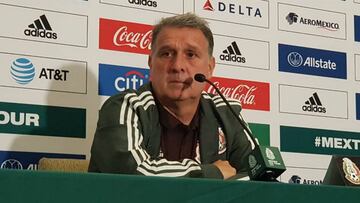 El técnico de la Selección Mexicana culpó a SUM por las malas condiciones de la cancha del estadio, además habló del tema de su convocatoria, un día antes de su debut ante Chile.