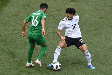 Mohamed Salah y Hussain Al Moqahwi.