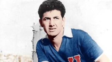 El estándarte y goleador de la U en la época del 'Ballet Azul' no pudo cumplir el sueño de retirarse en el club de sus amores. En 1969, el presidente Héctor Pilassi lo despidió del club. Con el pase en su poder, Sánchez fichó por Colo Colo.