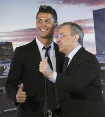 Real Madrid's Cristiano Ronaldo (R) poses beside club president Florentino Perez after a ceremony at Santiago Bernabeu stadium.