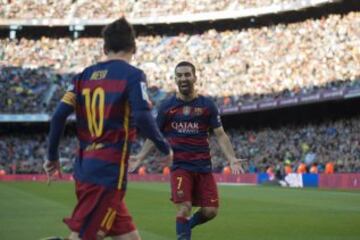 Celebración de los protagonistas del primer gol del Barcelona ante el Granada: Turán y Messi.