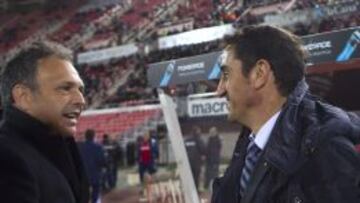 Jiménez saludando a Caparrós antes del inicio del partido.