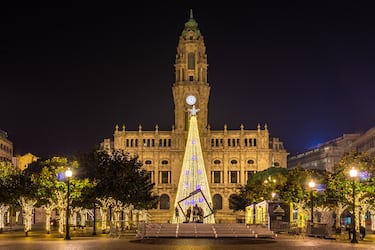 Oporto, con sus casas coloridas que se asoman al río Duero y su ambiente de ciudad vieja y señorial, ofrece una celebración navideña más íntima y tradicional que otros grandes centros europeos.