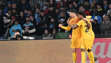 Naples (Italy), 21/02/2024.- Barcelona'Äôs forward Robert Lewandowski (L) celebrates scoring the opening goal during the UEFA Champions League Round of 16, 1st leg soccer match SSC Napoli vs FC Barcelona at Diego Armando Maradona stadium in Naples, Italy, 21 February 2024. (Liga de Campeones, Italia, Nápoles) EFE/EPA/CIRO FUSCO
