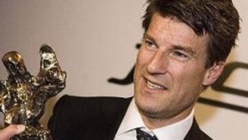 <b>EL MEJOR.</b> Laudrup recibió el galardón de manos del mítico jugador francés Michel Platini.