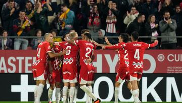 GIRONA, 02/11/2024.- Los jugadores del Girona celebran el gol marcado por su compañero Sergio ante el Leganés, el cuarto del equio, durante el partido de la 12ª jornada de LaLiga que el Girona y el Leganés disputan este sábado en el estadio de Montilivi, en Girona. EFE/Siu Wu