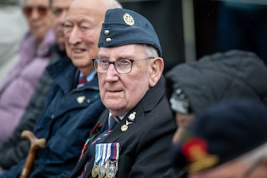 Un veterano observa durante un servicio conmemorativo en el cenotafio de Alexandra Gardens en Cathays Park el 9 de noviembre de 2025 en Cardiff, Gales.