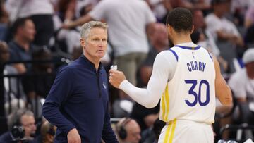 SACRAMENTO, CALIFORNIA - APRIL 30: Head coach Steve Kerr of the Golden State Warriors talks with Stephen Curry #30 during game seven of the Western Conference First Round Playoffs against the Sacramento Kings at Golden 1 Center on April 30, 2023 in Sacramento, California. NOTE TO USER: User expressly acknowledges and agrees that, by downloading and or using this photograph, User is consenting to the terms and conditions of the Getty Images License Agreement.   Ezra Shaw/Getty Images/AFP (Photo by EZRA SHAW / GETTY IMAGES NORTH AMERICA / Getty Images via AFP)