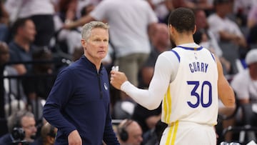 SACRAMENTO, CALIFORNIA - APRIL 30: Head coach Steve Kerr of the Golden State Warriors talks with Stephen Curry #30 during game seven of the Western Conference First Round Playoffs against the Sacramento Kings at Golden 1 Center on April 30, 2023 in Sacramento, California. NOTE TO USER: User expressly acknowledges and agrees that, by downloading and or using this photograph, User is consenting to the terms and conditions of the Getty Images License Agreement. Ezra Shaw/Getty Images/AFP (Photo by EZRA SHAW / GETTY IMAGES NORTH AMERICA / Getty Images via AFP)