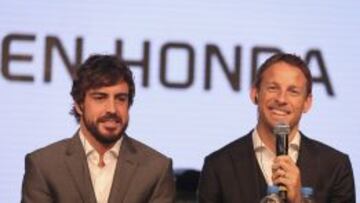 Fernando Alonso y Jenson Button, hoy en un acto en Japón.