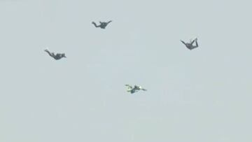 ¡De infarto! Se da el primer salto de un avión sin paracaídas