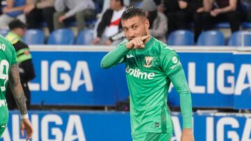 VITORIA, 30/11/2024.- El centrocampista del Leganés Óscar Rodríguez celebra el primer gol de su equipo durante el partido de LaLiga ante el Alavés disputado este sábado en el estadio de Mendizorroza. EFE/ L. Rico