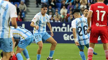 Izan conduce el balón en e Málaga-Cartagena de hace 15 días.