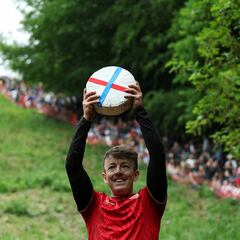 El Sevilla ‘gana’ la carrera del queso colina abajo