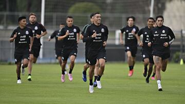 Rogelio Funes Mori entrena con sus compañeros de la Selección Mexicana