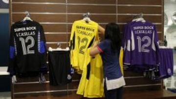 Una dependienta repone las camisetas de Casillas