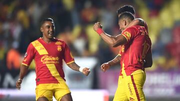 Ray Sandoval y Raúl Ruidíaz ceñebran un gol en el triunfo de Morelia 2-0 ante Veracruz en la jornada 11 del Clausura 2018