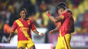 Ray Sandoval y Ra&uacute;l Ruid&iacute;az ce&ntilde;ebran un gol en el triunfo de Morelia 2-0 ante Veracruz en la jornada 11 del Clausura 2018