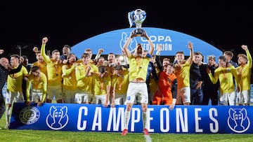 Los jugadores del CF Badalona Futur celebran su victoria ante el Talavera en la final de la Copa Federación disputada este miércoles en Talavera de la Reina.