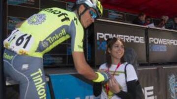 Alberto contador recibió de Ana González la pulsera en apoyo a la recogida de 500.000 firmar para cambiar el Código Penal.