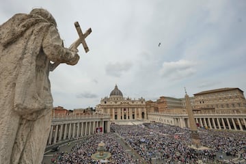 El papa Le車n XIV aparece en el balc車n central de la Bas赤lica de San Pedro para su primera bendici車n dominical tras su elecci車n, en la Plaza de San Pedro del Vaticano, e.