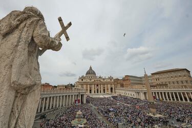 El papa León XIV aparece en el balcón central de la Basílica de San Pedro para su primera bendición dominical tras su elección, en la Plaza de San Pedro del Vaticano, e.