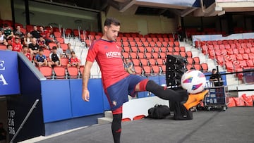 Arnaiz durante su presentaci¨®n en El Sadar.