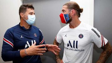 Mauricio Pochettino y Sergio Ramos, entrenador y jugador del PSG, conversan antes de un entrenamiento.