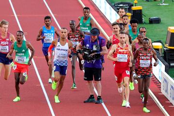 Un camarógrafo toma imágenes durante la final masculina de los 3.000 metros obstáculos en los Mundiales de atletismo al aire libre en Eugene (Oregon). La televisión mostró a los espectadores todos los entresijos de la prueba, hasta el punto que el protagonista de la imagen se metió dentro de la pista, entre el grupo de corredores. 