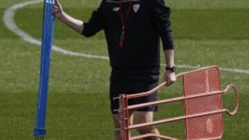 CONCENTRADO. Emery tendrá que dar muchas vueltas al once.