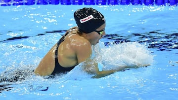 Catalina Corro compite durante los FINA World Swimming Championships en el Hangzhou Olympic Sports Expo.