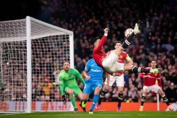 Cristiano Ronaldo remata de chilena y Jan Oblak detiene el balón.