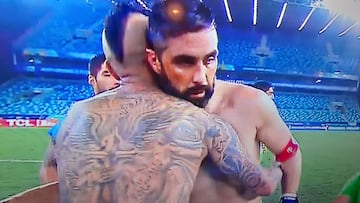 El abrazo de Bravo y Vidal que marcó el empate ante Uruguay