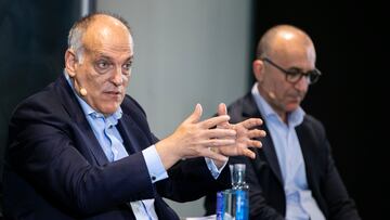 Javier Tebas, presidente de LaLiga, junto al director corporativo, Javier Gómez.