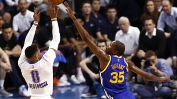 LWS106. Oklahoma City (United States), 11/02/2017.- Golden State Warriors player Kevin Durant (R) tries to block a shot against Oklahoma City Thunder player Russell Westbrook (L) in the first half of their NBA basketball game at Chesapeake Energy Arena in Oklahoma City, Oklahoma, USA, 11 February 2017. (Baloncesto, Estados Unidos) EFE/EPA/LARRY W. SMITH