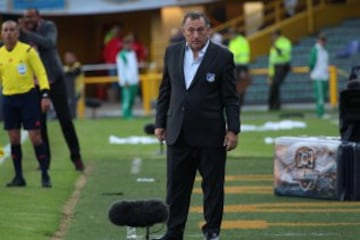 El técnico uruguayo vivió el clásico con mucha intensidad 