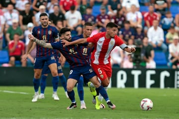 Montes pugna por un balón con Robertone.