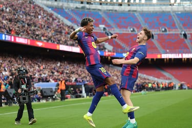 El jugador del Barcelona, Lamine Yamal, celebra con Fermín López el 1-0 al Villarreal. 


