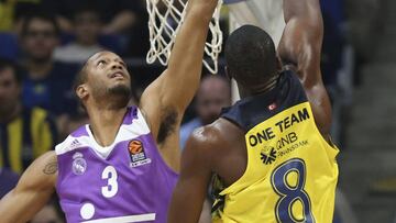 Ekpe Udoh trata de anotar ante Anthony Randolph.